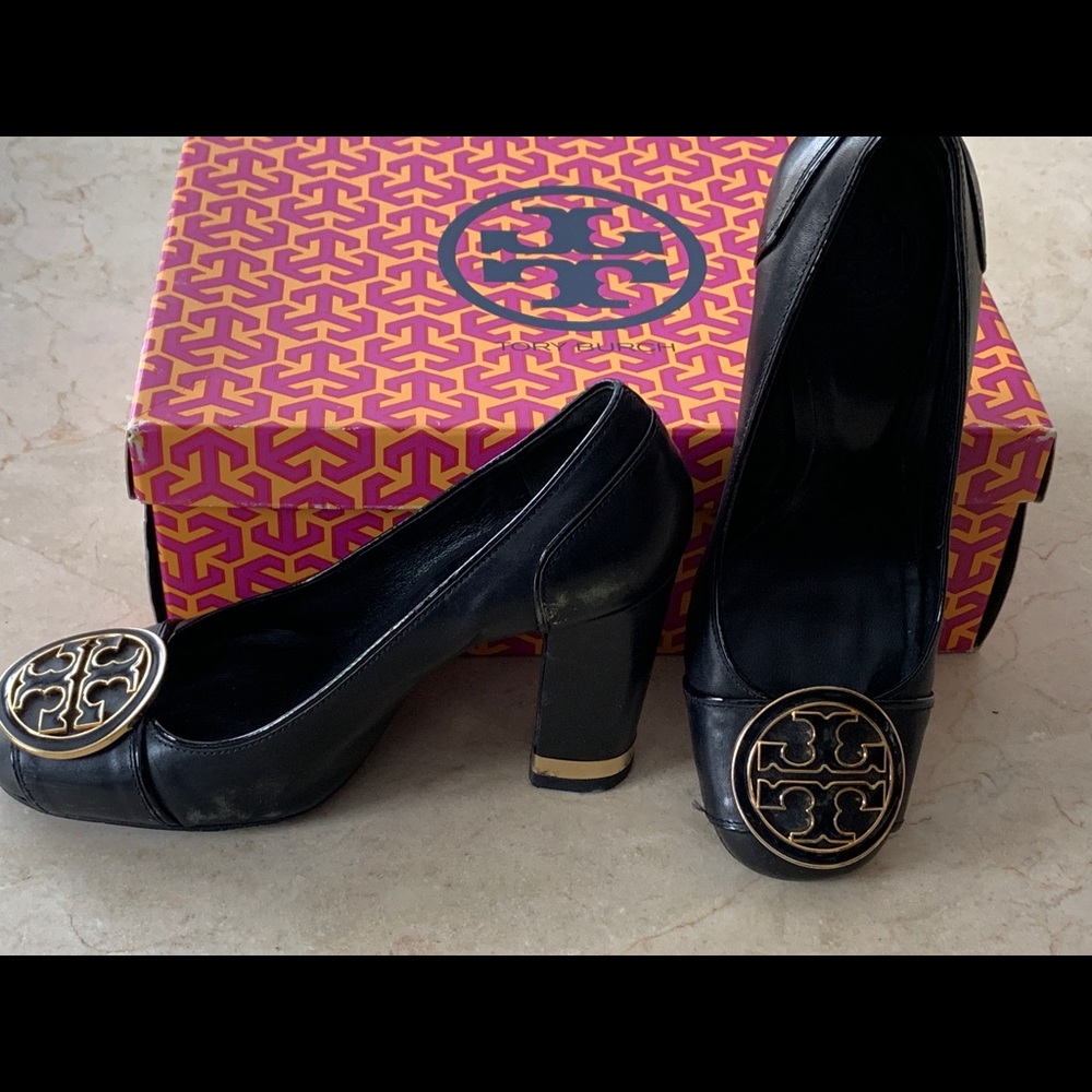 Tory Burch size 7 black leather / Patent pumps